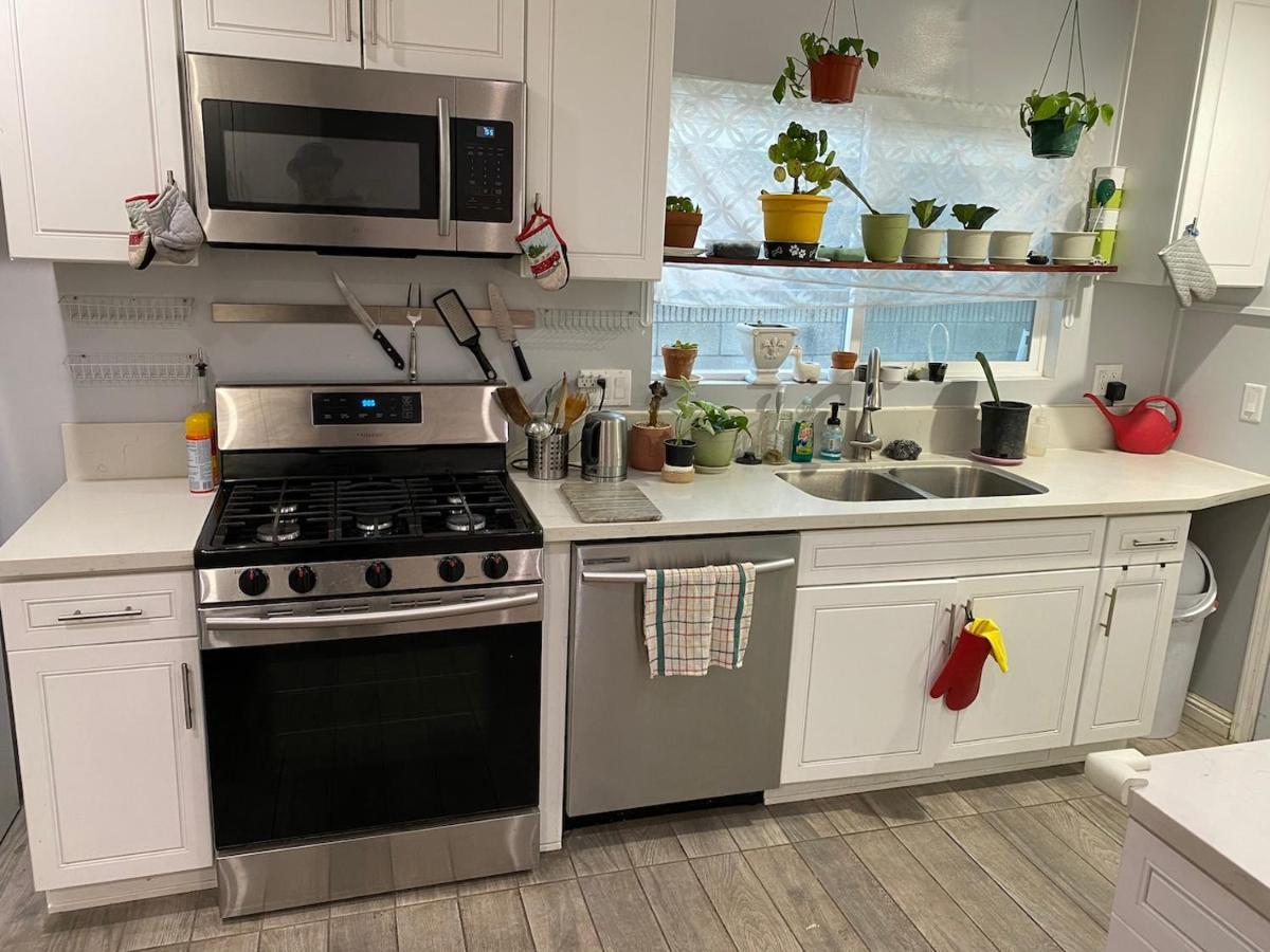 Private Room W/ Private Full Bathroom & Wifi & Ac & Shared Kitchen In Los Angeles Exterior photo