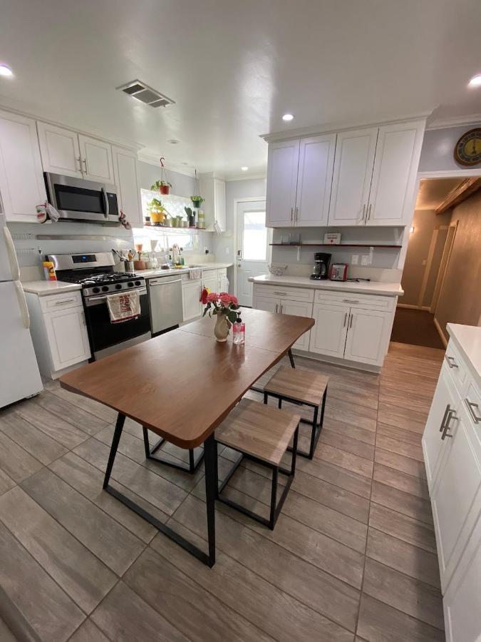 Private Room W/ Private Full Bathroom & Wifi & Ac & Shared Kitchen In Los Angeles Exterior photo