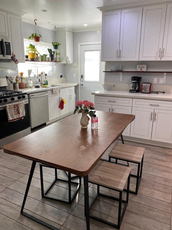 Private Room W/ Private Full Bathroom & Wifi & Ac & Shared Kitchen In Los Angeles Exterior photo