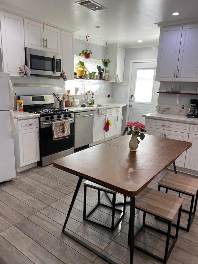 Private Room W/ Private Full Bathroom & Wifi & Ac & Shared Kitchen In Los Angeles Exterior photo